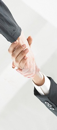Immagine simbolica: stretta di mano di due uomini
